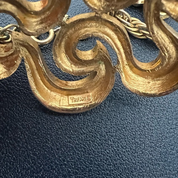 Crown Trifari abstract necklace and earrings - Picture 5 of 6